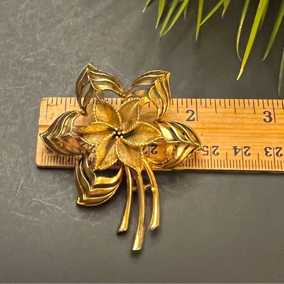 VINTAGE SIGNED USNER GOLD TONE FLOWER BROOCH PIN - Picture 8 of 9